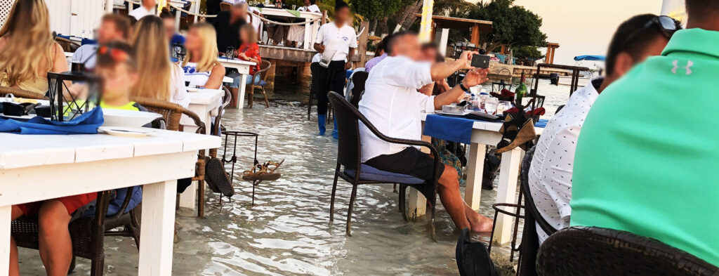 At the caribbean: Flying Fishbone Aruba dining with your feet in the sea